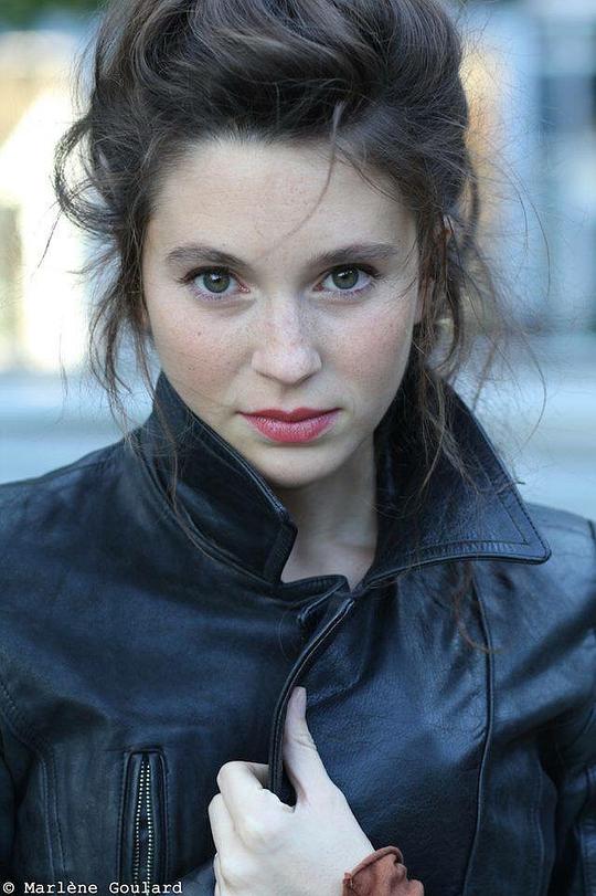 宝琳·舍瓦雷 Pauline Cheviller
