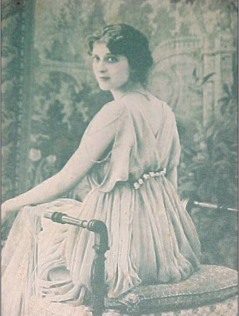 伊薇特·安德雷约尔 Yvette Andréyor