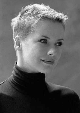 安德里娅·奥斯瓦特 Andrea Osvárt