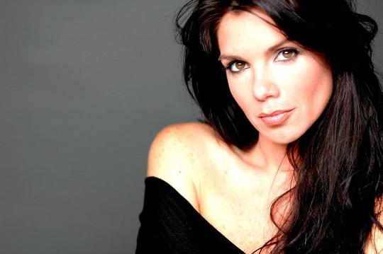 苔丝·圣地亚哥 Tessie Santiago