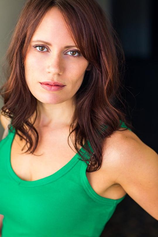 艾米莉·斯沃洛 Emily Swallow