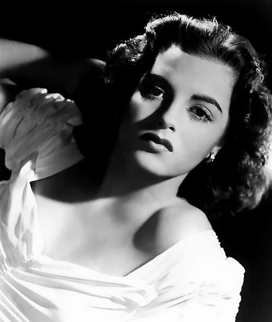 菲斯·多默格 Faith Domergue