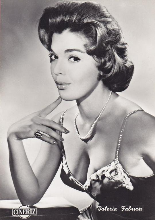 瓦莱莉·法布里兹 Valeria Fabrizi