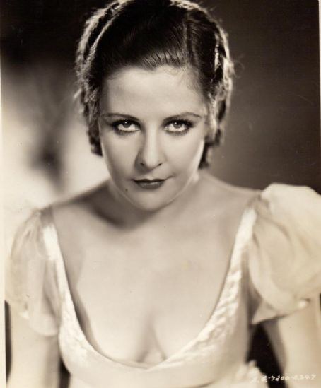 洛蕾塔·安德鲁斯 Loretta Andrews