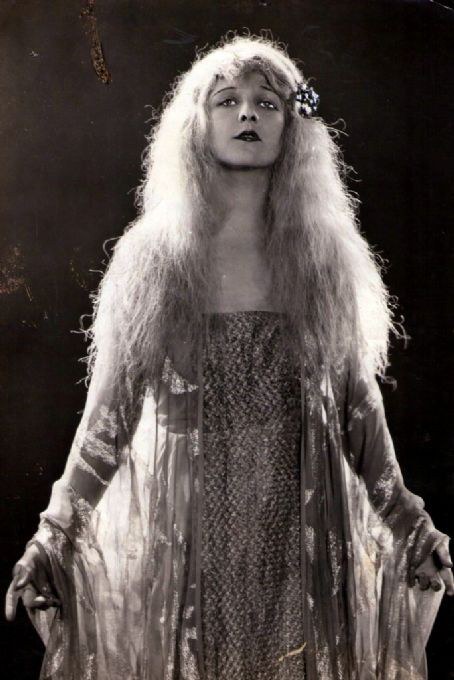 万达·霍利 Wanda Hawley
