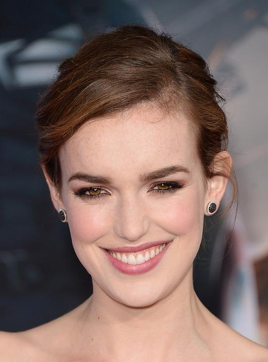 伊丽莎白·亨斯屈奇 Elizabeth Henstridge