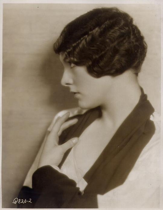 艾丽斯·斯图尔特 Iris Stuart