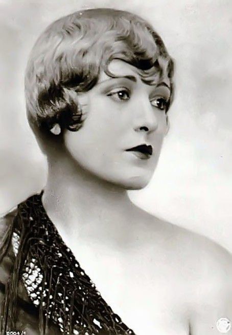 凯瑟琳·麦奎尔 Kathryn McGuire