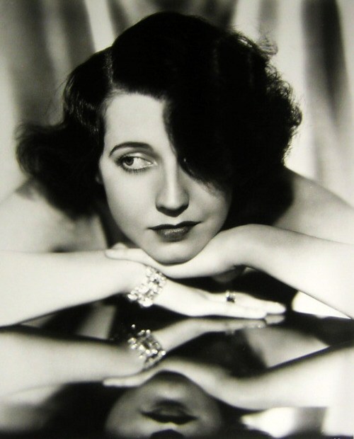 莫娜·巴里 Mona Barrie