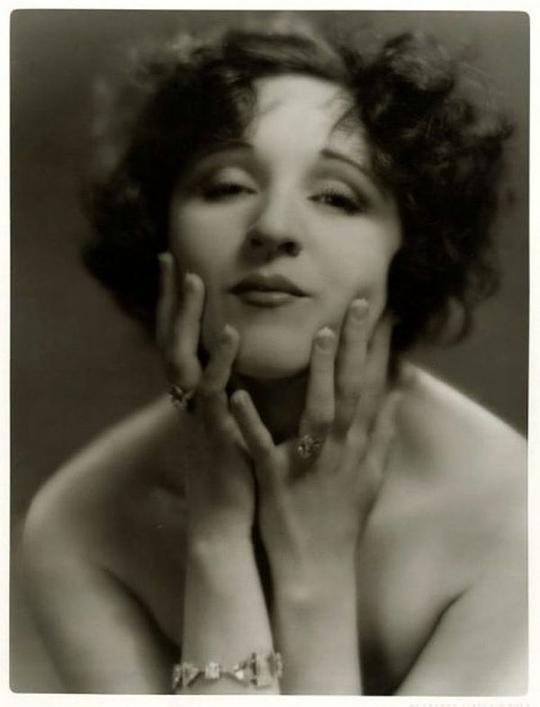 茱莉亚·法耶 Julia Faye