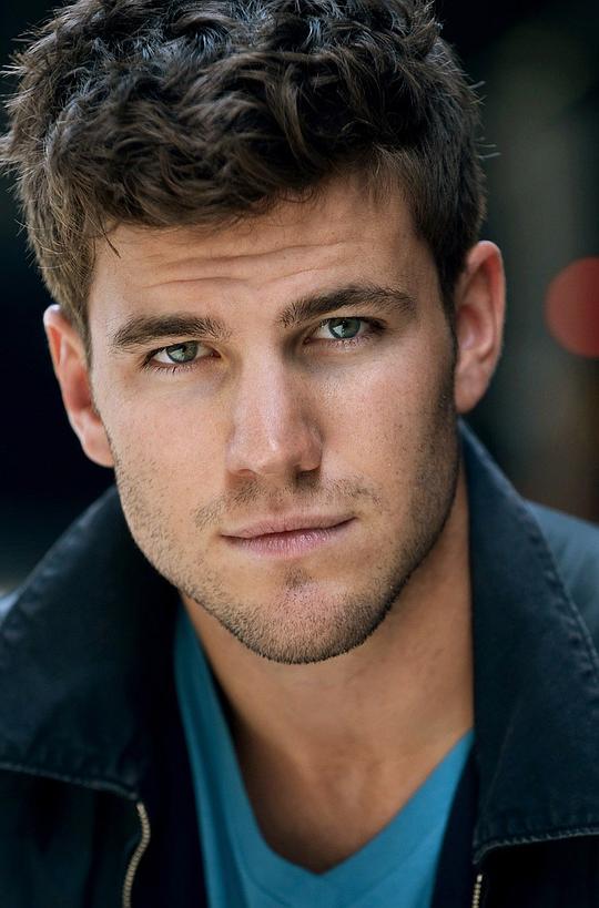 奥斯汀·斯托维尔 Austin Stowell