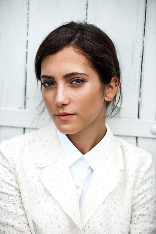 莎拉-索菲·波斯妮娜 Sarah-Sofie Boussnina