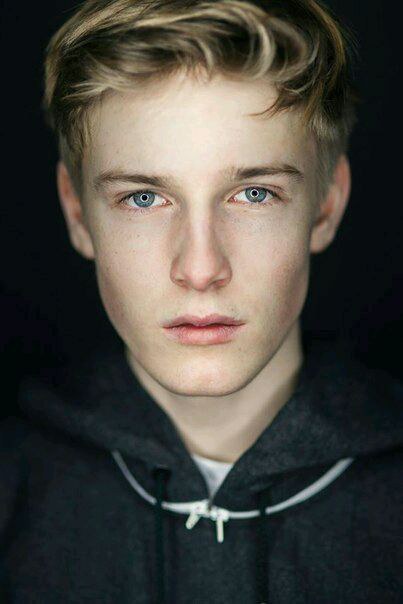 路易斯·霍夫曼 Louis Hofmann