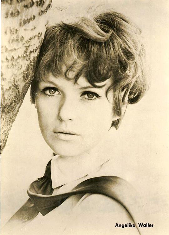 瓦勒·安格利卡 Angelika Waller