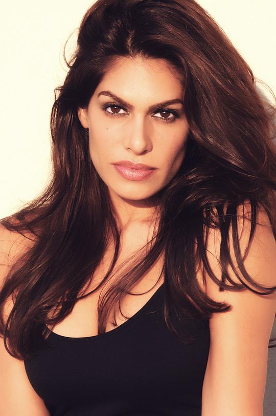 蕾娜·莎尼 Rayna Tharani