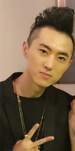 方艺 Yi Fang