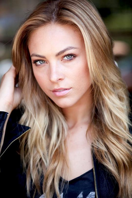 考特妮·霍普·特纳 Courtney Hope Turner