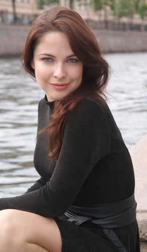 迪恩娜·德兹马里 Deanna Dezmari