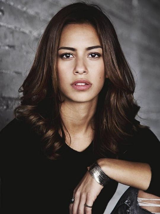 吉泽姆·埃姆雷 Gizem Emre