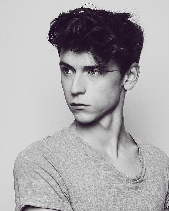 埃米尔·贝尔顿 Emil Belton