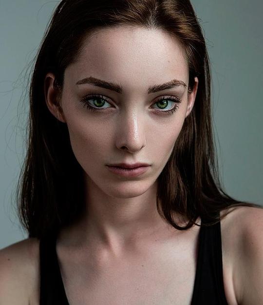 艾玛·杜蒙特 Emma Dumont