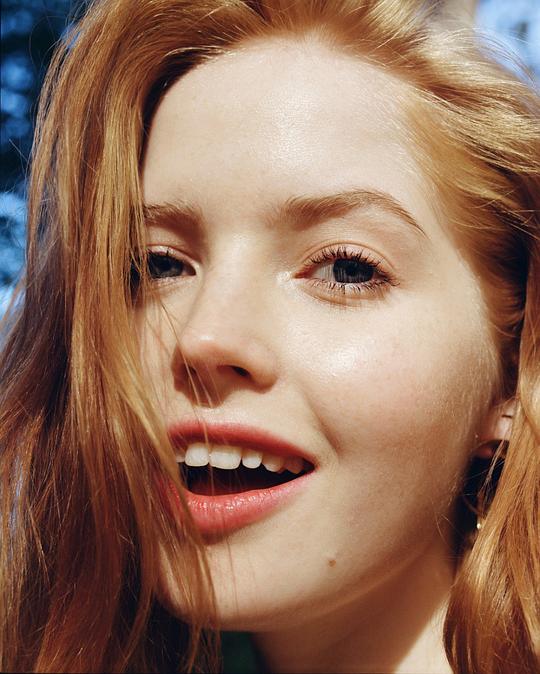 艾丽·巴姆博 Ellie Bamber