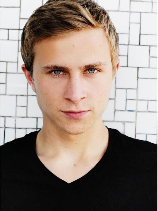 麦克斯·胡巴赫 Max Hubacher