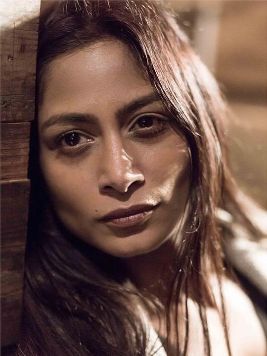 多莉·贾迪欧 Dolly Jagdeo