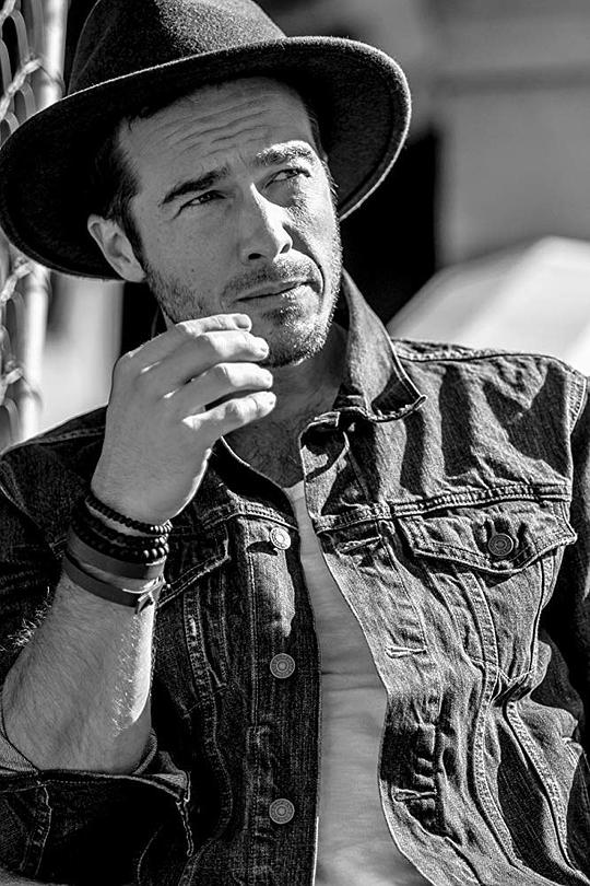 莱安·卡勒斯 Ryan Carnes
