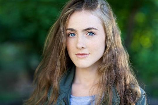 艾玛·霍泽尔 Emma Holzer