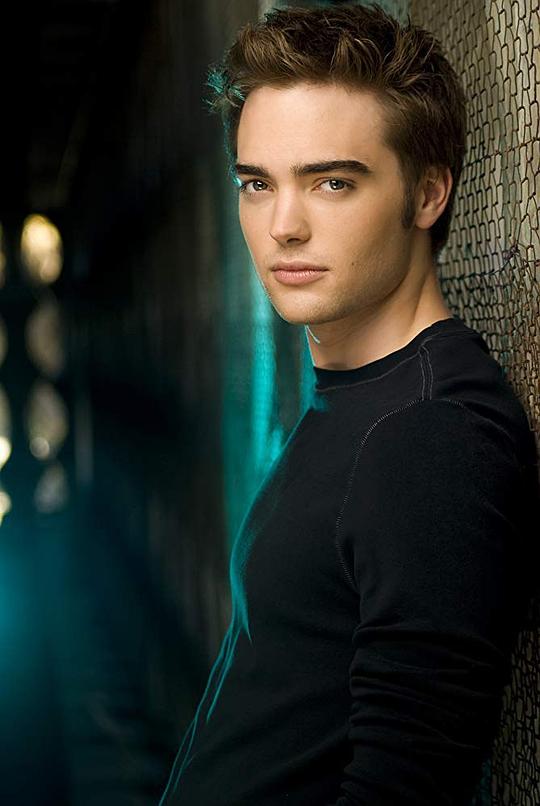 德鲁·泰勒·贝尔 Drew Tyler Bell