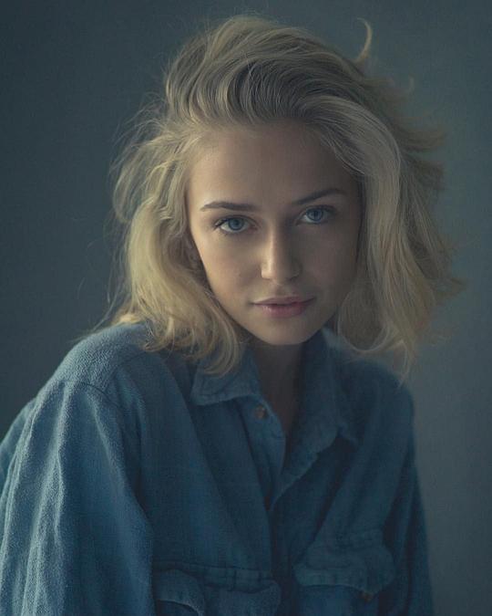 索菲·西蒙特 Sophie Simnett