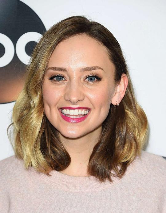 希拉里·安妮·马修 Hillary Anne Matthews