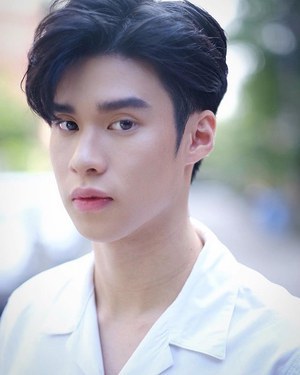 平贲·帕尼同通隆 Peemapol Panichtamrong