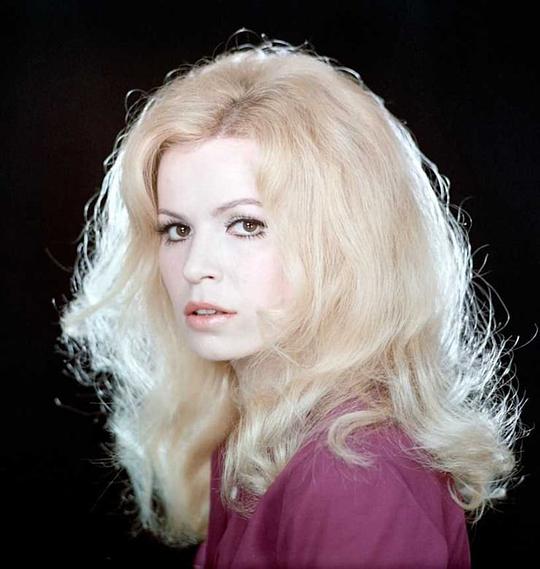 伊莲娜·卡雷尔 Irena Karel