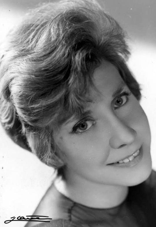 格拉斯塔·莫拉莱斯 Gracita Morales