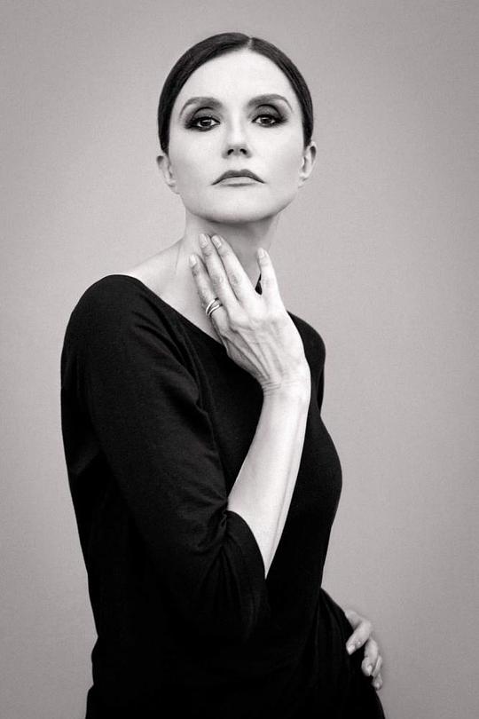 亚历桑德拉·马提尼斯 Alessandra Martines