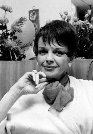 啜希·班尼特 Tracie Bennett