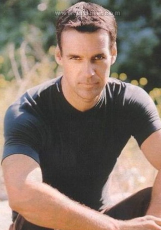 大卫·詹姆斯·艾略特 David James Elliott