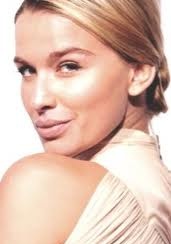 塔哈纳·托基 Tahyna Tozzi