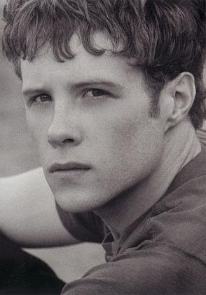 艾什顿·霍尔姆斯 Ashton Holmes