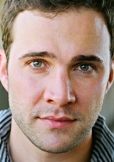 吉尔·麦克金尼 Gil McKinney
