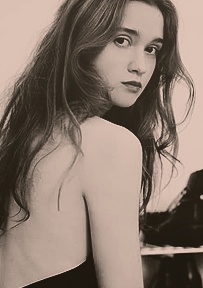 爱丽丝·恩格勒特 Alice Englert