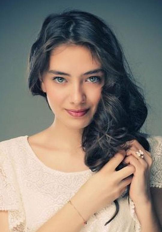 内斯利汗·阿塔居尔 Neslihan Atagül
