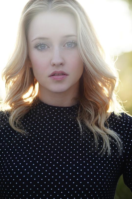 艾米丽·坦南特 Emily Tennant