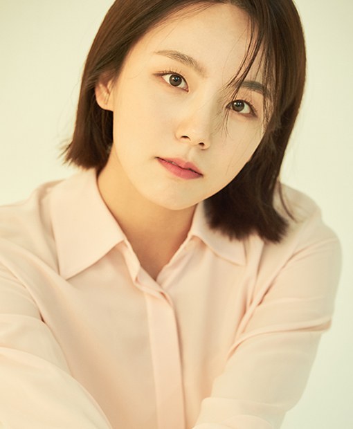 闵彩妍 Chae-yeon Min