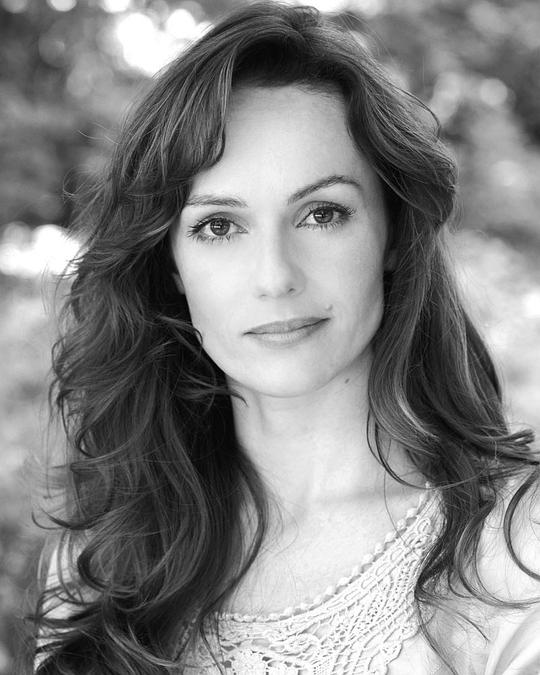 艾玛·坎贝尔-琼斯 Emma Campbell-Jones