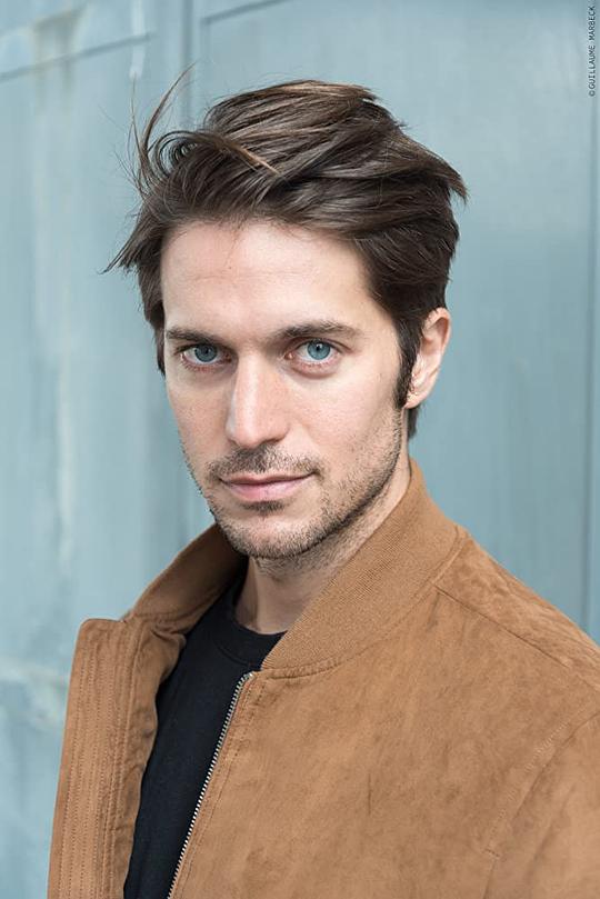 卢卡斯·布哈沃 Lucas Bravo