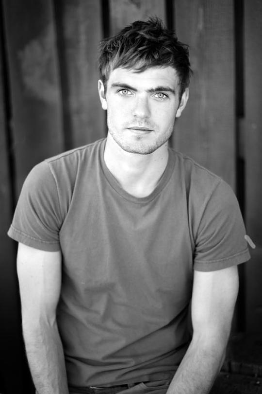 亚历克斯·罗伊 Alex Roe