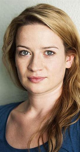 妮娜·古米西 Nina Gummich